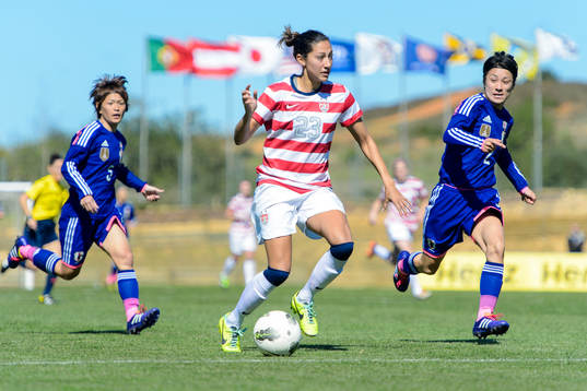 USAs Christen Press med bollen i matchen mellan Japan och