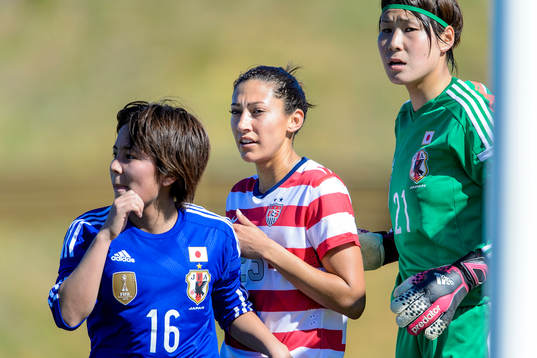 USAs Christen Press (m) står mellan Japans Mana Iwabuchi