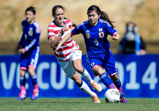 USAs Stephanie Cox jagar Japans Nahomi Kawasumi i matchen