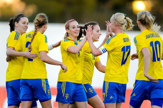 Sveriges Kosovare Asllani jublar