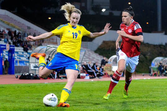 Sveriges Emma Lund laddar för skott i matchen mellan