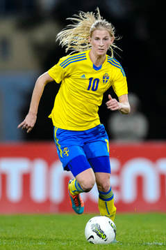 Sveriges Sofia Jakobsson med bollen i matchen mellan