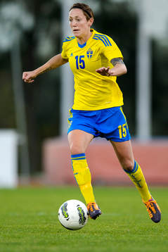 Sveriges Therese Sjögran med bollen i matchen mellan