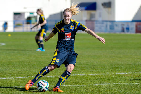Sveriges Emma Lund laddar för skott på en träning