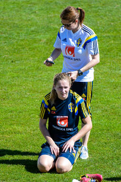 Sveriges fysiolog Helena Andersson samlar in GPS-sändarna