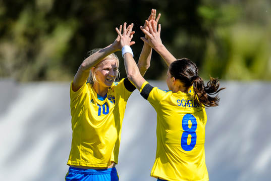 Sveriges Sofia Jakobsson och Lotta Schelin firar
