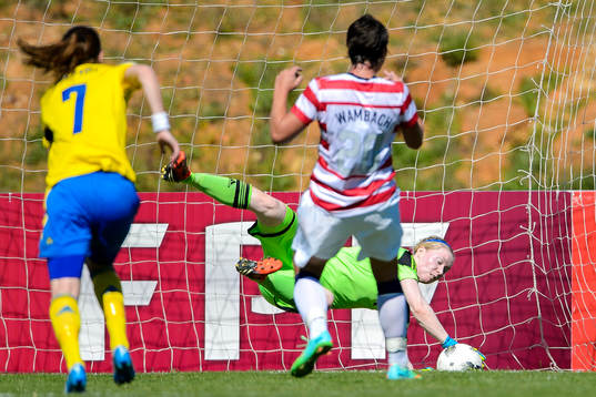 Sveriges målvakt Hedvig Lindahl räddar en straff slagen