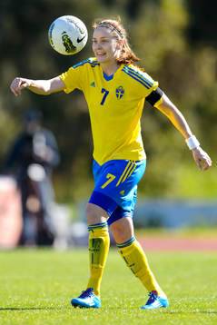 Sveriges Lisa Dahlkvist med bollen