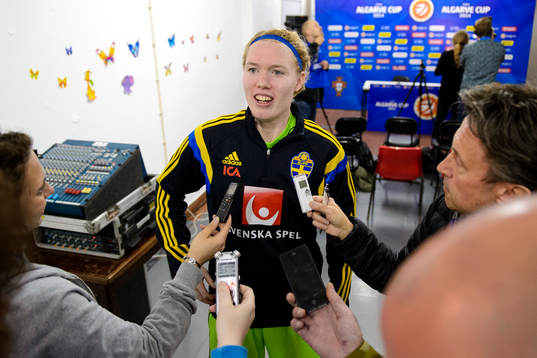 Sveriges målvakt Hedvig Lindahl blir intervjuad