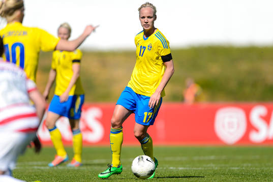 Sveriges Caroline Seger med bollen