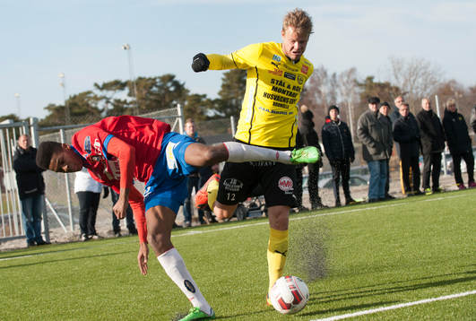 Mjällbys David Löfquist och Örgrytes Faramarz Gosheh i