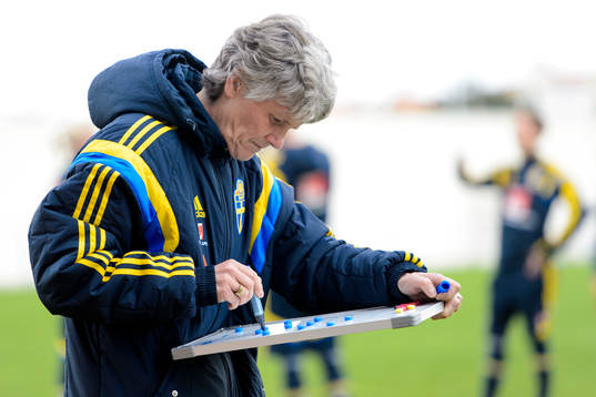 Sveriges förbundskapten Pia Sundhage ritar på en