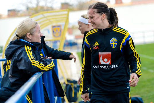 Victoria Svensson Sandell och Lotta Schelin på en träning