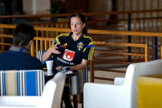 Sveriges Lotta Schelin blir intervjuad