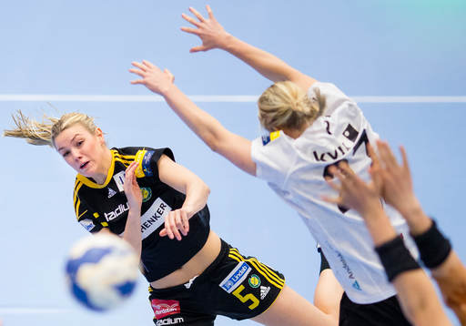 Sävehofs Hanna Fogelström skjuter ett skott