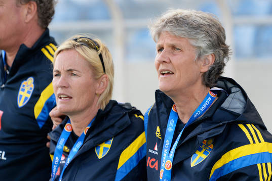 Lilie Persson, assisterande och Pia Sundhage,