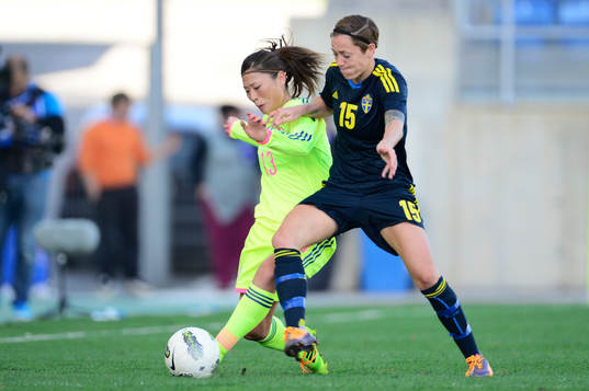 Japans Utsugi Rumi och Therese Sjögran i kamp om bollen