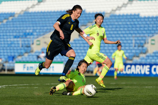 Lotta Schelin undviker en glidtackling från japans