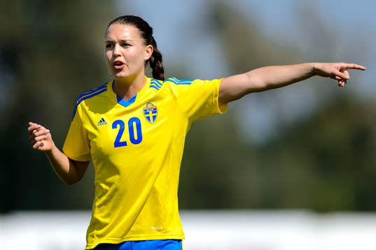 Sveriges Emilia Appelqvist pekar