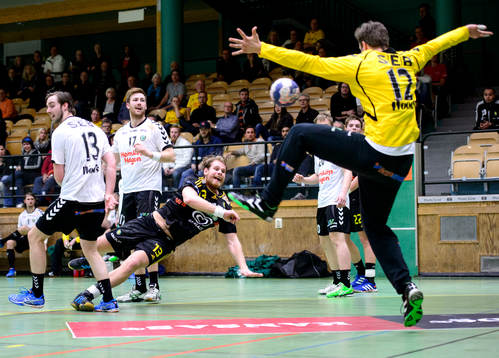 Sävehofs Oskar Ysander sätter ett skott bakom Önnereds