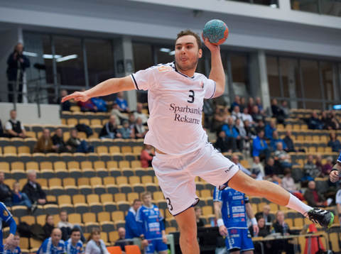 Guifs Emil Andersson i matchen i elitserien i handboll