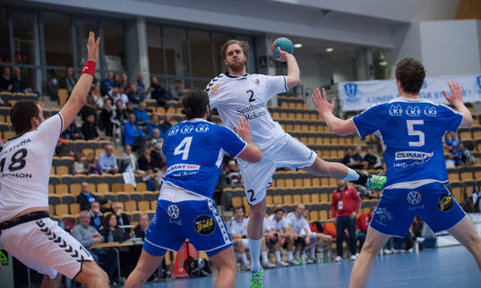 Guifs Richard Åkerman i matchen i elitserien i handboll