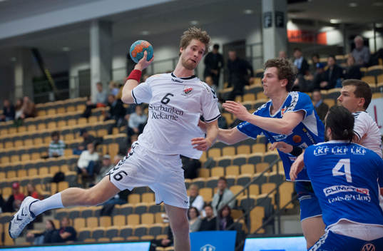 Guifs Viktor Östlund i matchen i elitserien i handboll