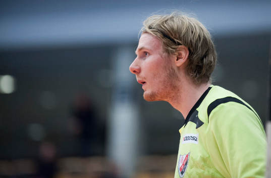 Guifs målvakt Aron R Edvardsson i matchen i elitserien i