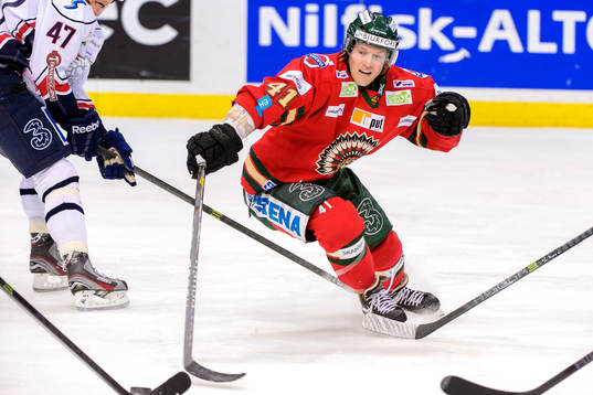 Frölundas Mathis Olimb tappar pucken i ett anfall