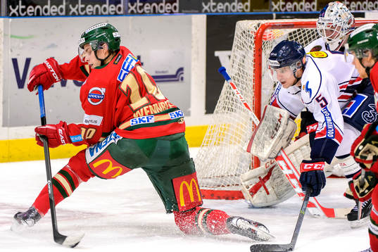 Frölundas Alexander Wennberg passar pucken bakom ryggen