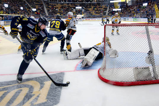 s Eric Christensen åker runt målet med pucken
