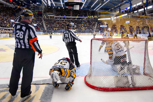 Domare Christer Lärking och Linjedomare Henrik Pihlblad