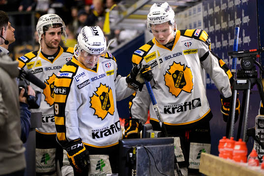 Skellefteås Viktor Arvidsson och Oscar Sundqvist tittar