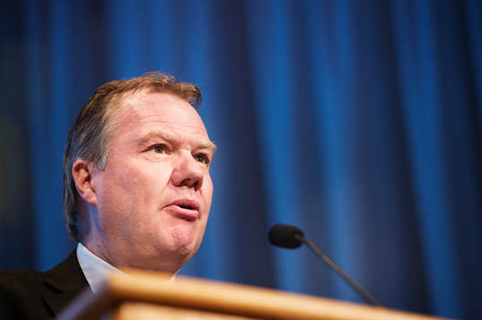 Karl-Erik Nilsson, ordförande, talar