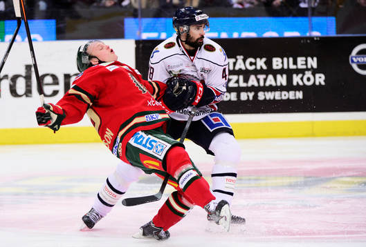 Frölundas Erik Karlsson får en smäll av Linköpings