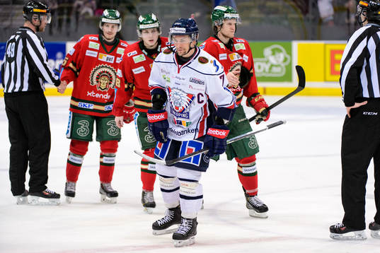 Linköpings Magnus Johansson lämnar isen