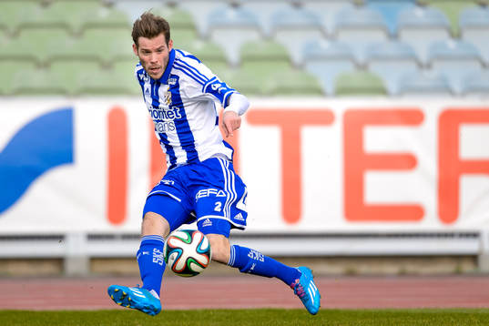 IFK Göteborgs Emil Salomonsson skjuter bollen