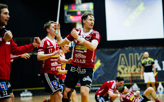 Storvretas  Mika Kohonen  jublar med lagkamrater
