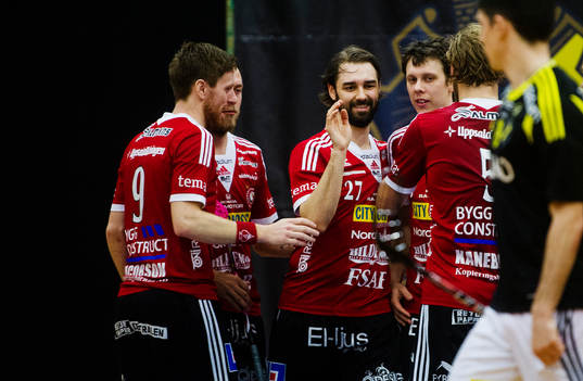 Storvretas Ricki Hyvärinen jublar med lagkamrater