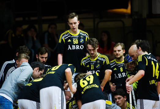 AIK under en timeout under semifinal 1 i Superligan mellan