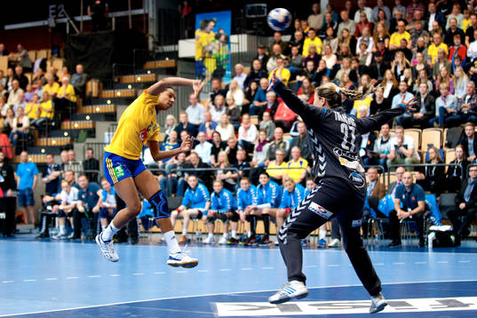 Sveriges  Louise Sand möter öga mot öga mot Serbisk