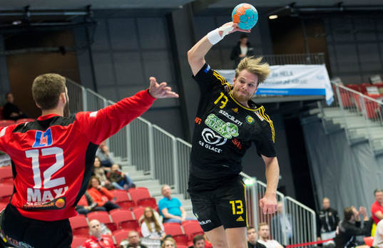 Sävehofs Oskar Ysander skjuter mot Drotts målvakt Robert