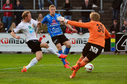 Örebros målvakt Jacob Rinne och Patrik Haginge rensar