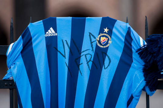 Djurgårdens supportrar sörjer supportern som