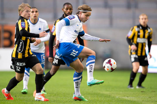 Norrköpings Christoffer Nyman (h) med bollen framför