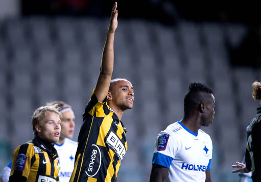 Häckens Walid Atta gestikulerar