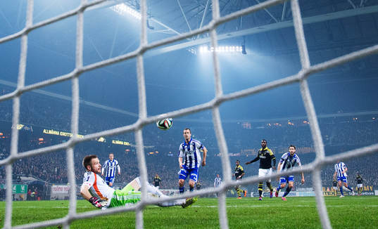 IFK Göteborgs målvakt John Alvbåge räddar ett skott