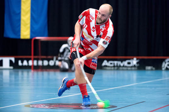 Pixbos Martin Östholm skjuter bollen