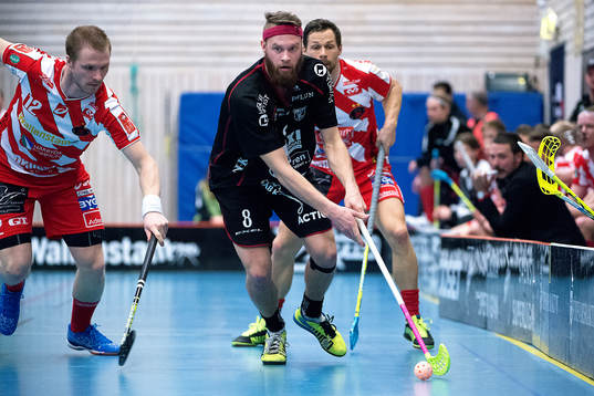 Faluns Jonas Adriansson jagas av Pixbos Victor Selindh och