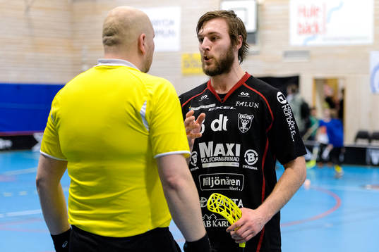 Faluns Johannes Larsson pratar med domarn